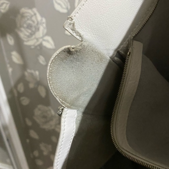 Balenciaga tote with some flaws. All my items are guaranteed authentic.read ‼️ - Picture 15 of 16